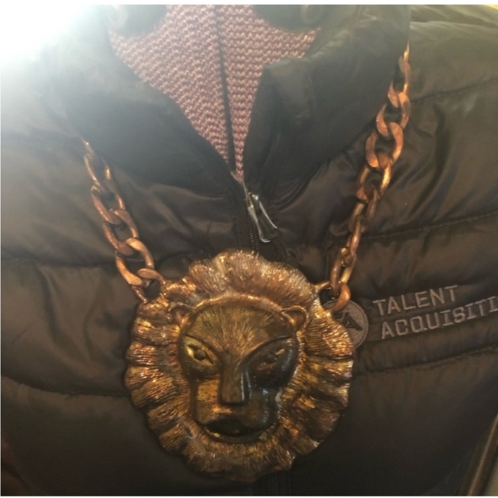 Lion face vintage enormous lion heavy necklace. Makes quite a statement - Picture 3 of 5